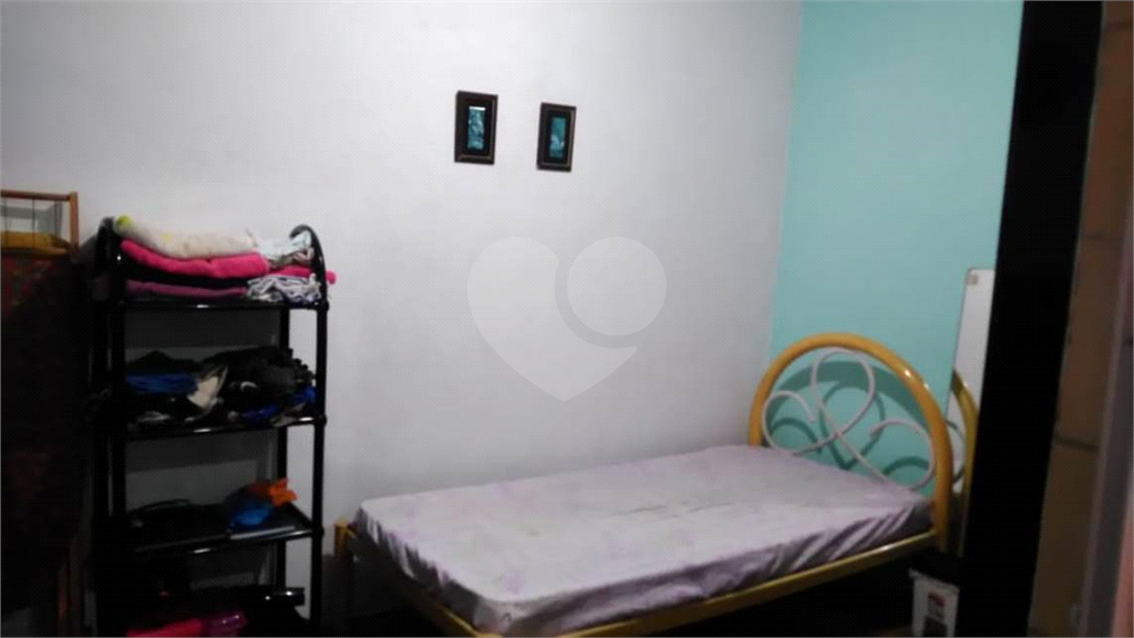 Sobrado no bairro do Horto Florestal. São 3 imóveis  individuais. Cada casa possui quintal próprio. 