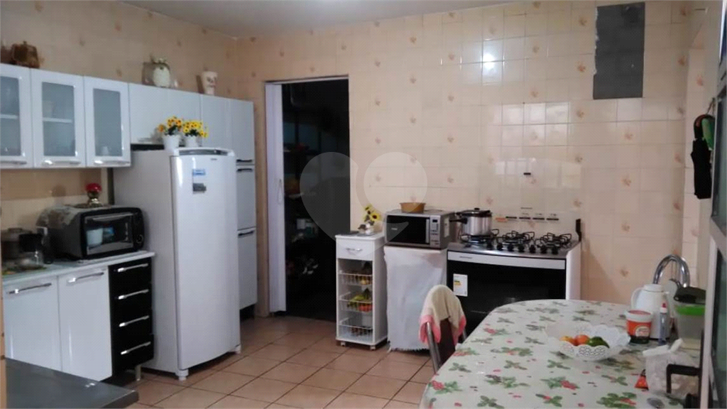 Sobrado no bairro do Horto Florestal. São 3 imóveis  individuais. Cada casa possui quintal próprio. 