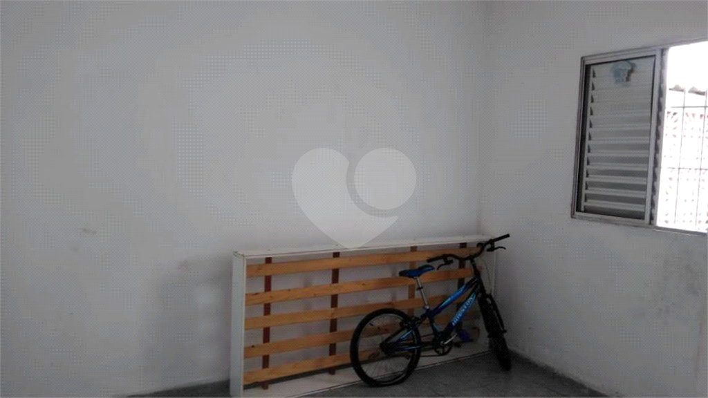 Sobrado no bairro do Horto Florestal. São 3 imóveis  individuais. Cada casa possui quintal próprio. 