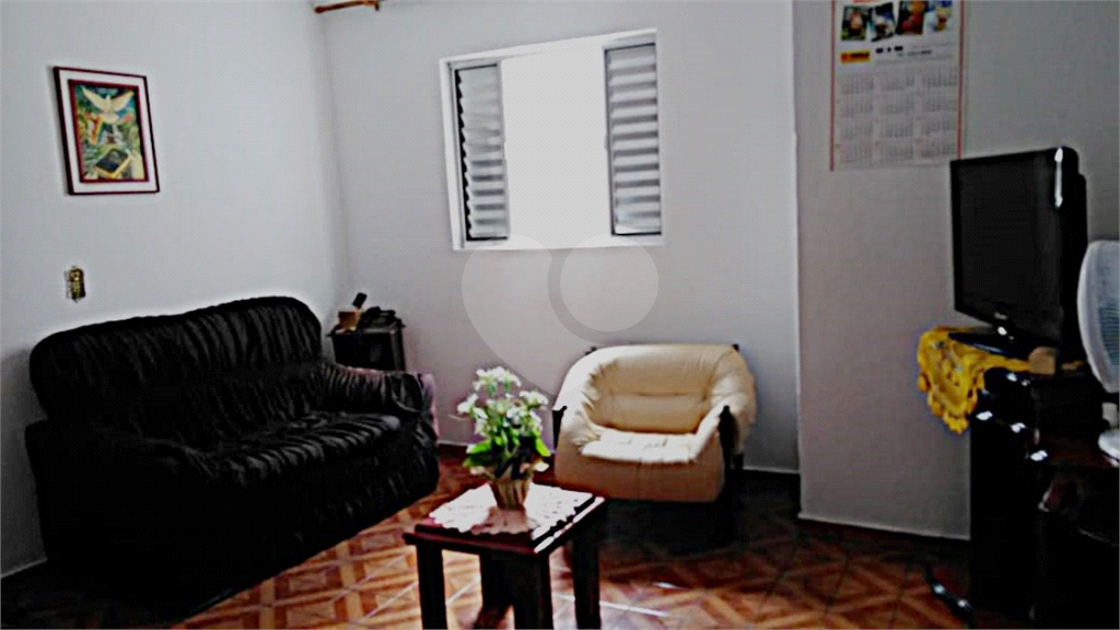 Sobrado no bairro do Horto Florestal. São 3 imóveis  individuais. Cada casa possui quintal próprio. 