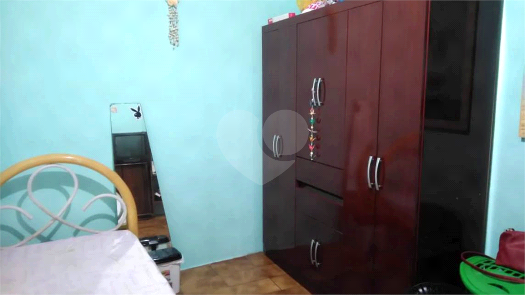 Sobrado no bairro do Horto Florestal. São 3 imóveis  individuais. Cada casa possui quintal próprio. 