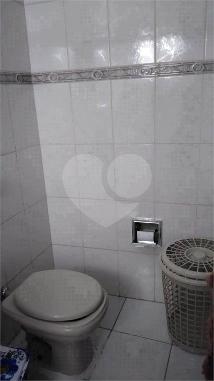 Sobrado no bairro do Horto Florestal. São 3 imóveis  individuais. Cada casa possui quintal próprio. 