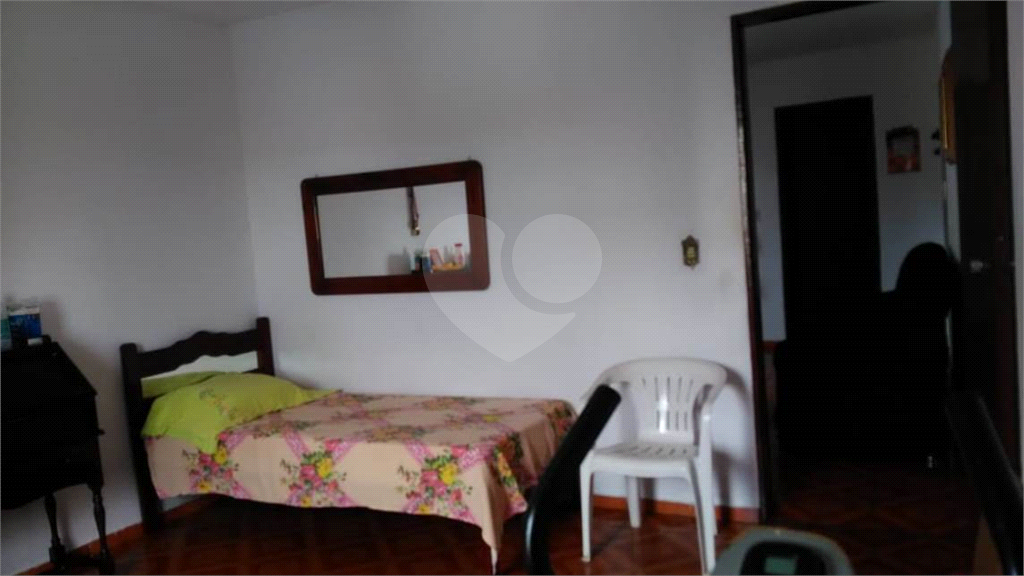 Sobrado no bairro do Horto Florestal. São 3 imóveis  individuais. Cada casa possui quintal próprio. 