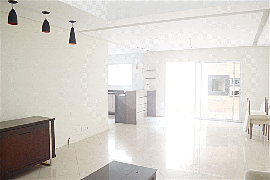 Casa em condomínio mobiliada 
