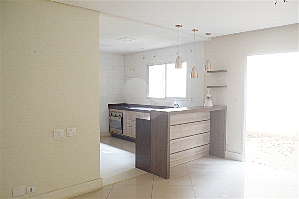 Casa em condomínio mobiliada 