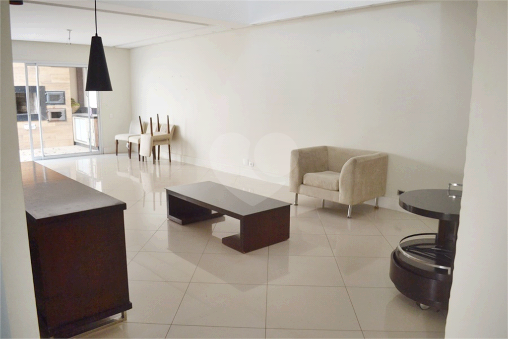 Casa em condomínio mobiliada 