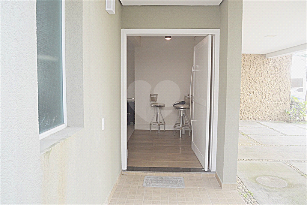 Casa em condomínio mobiliada 