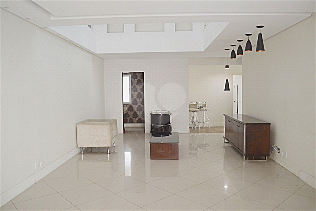 Casa em condomínio mobiliada 