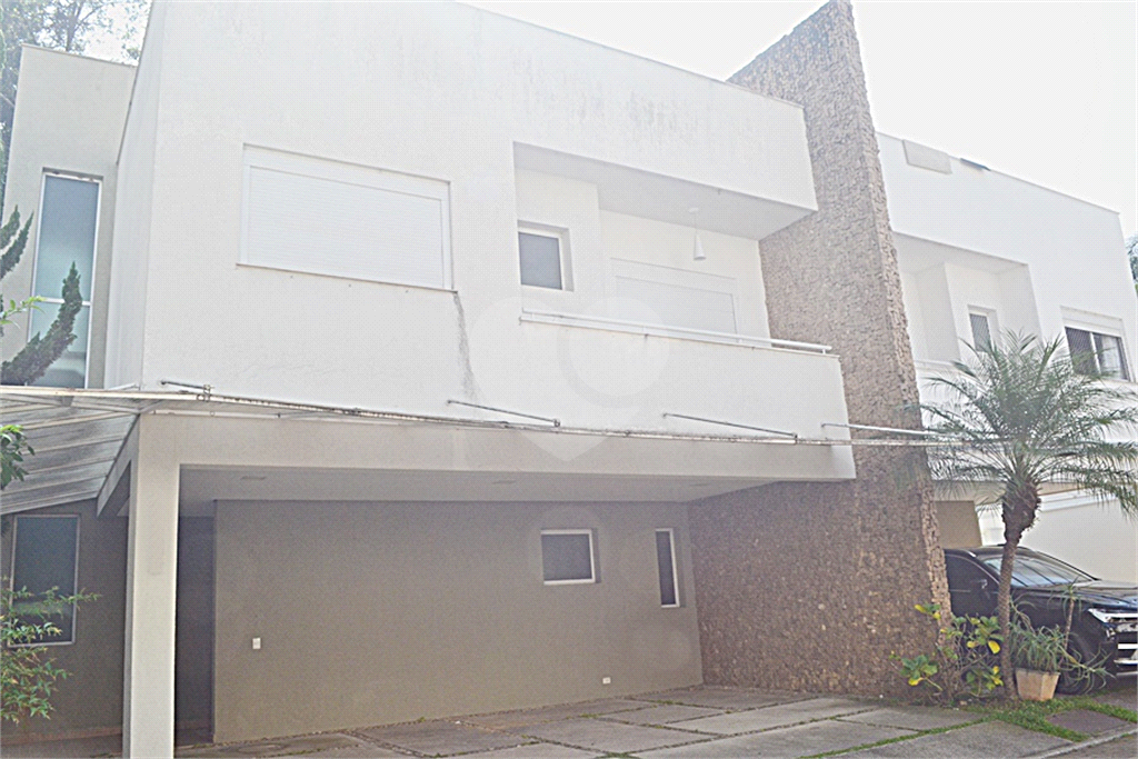 Casa em condomínio mobiliada 
