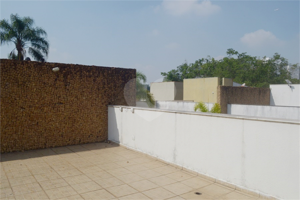 Casa em condomínio mobiliada 
