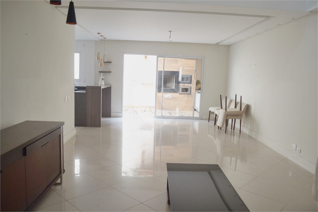 Casa em condomínio mobiliada 