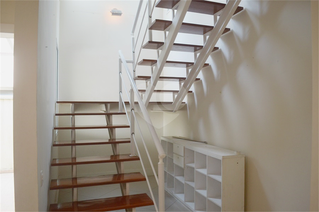 Casa em condomínio mobiliada 