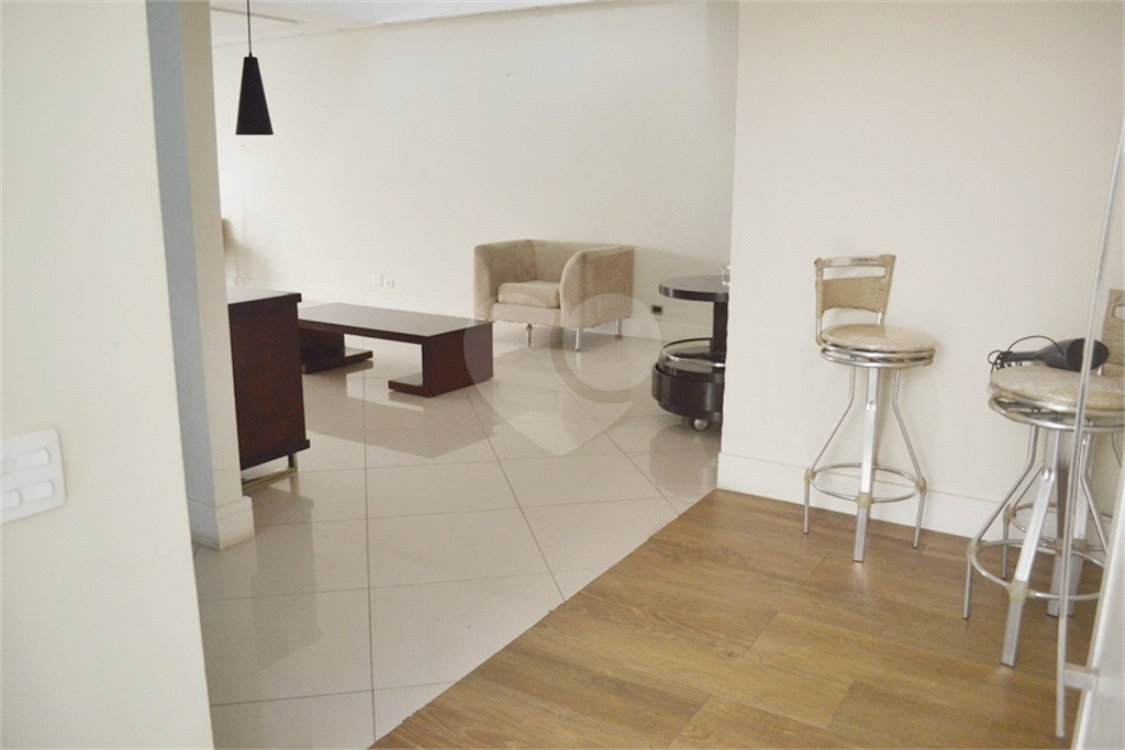 Casa em condomínio mobiliada 