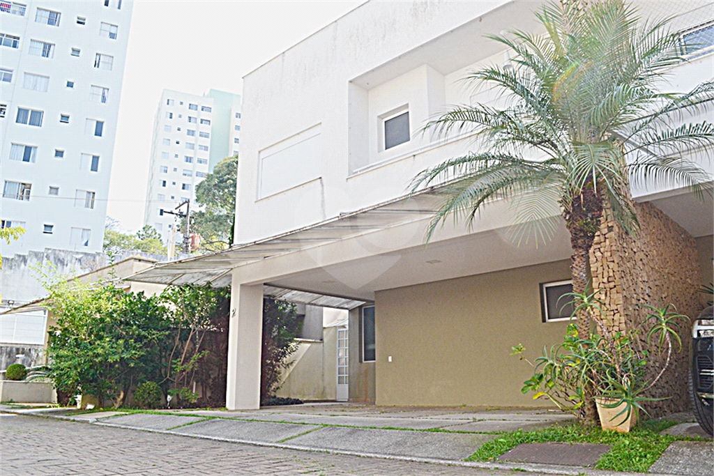 Casa em condomínio mobiliada 
