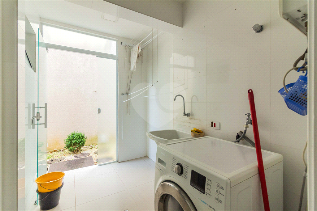 Casa em condomínio mobiliada 