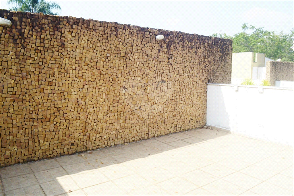 Casa em condomínio mobiliada 