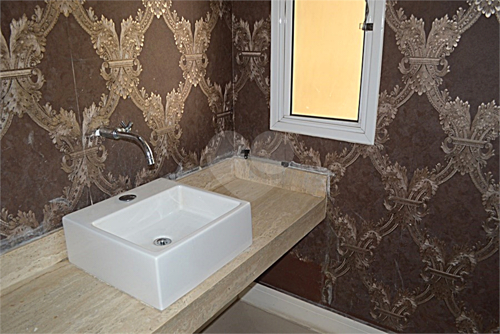 Casa em condomínio mobiliada 