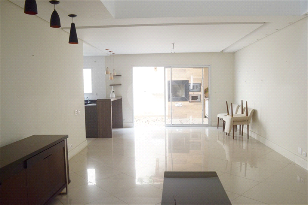 Casa em condomínio mobiliada 