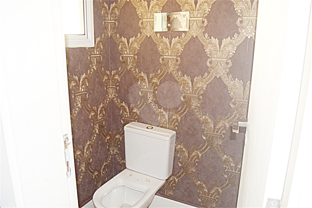 Casa em condomínio mobiliada 