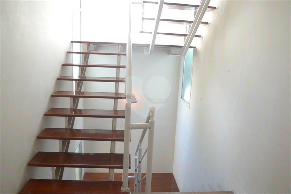 Casa em condomínio mobiliada 