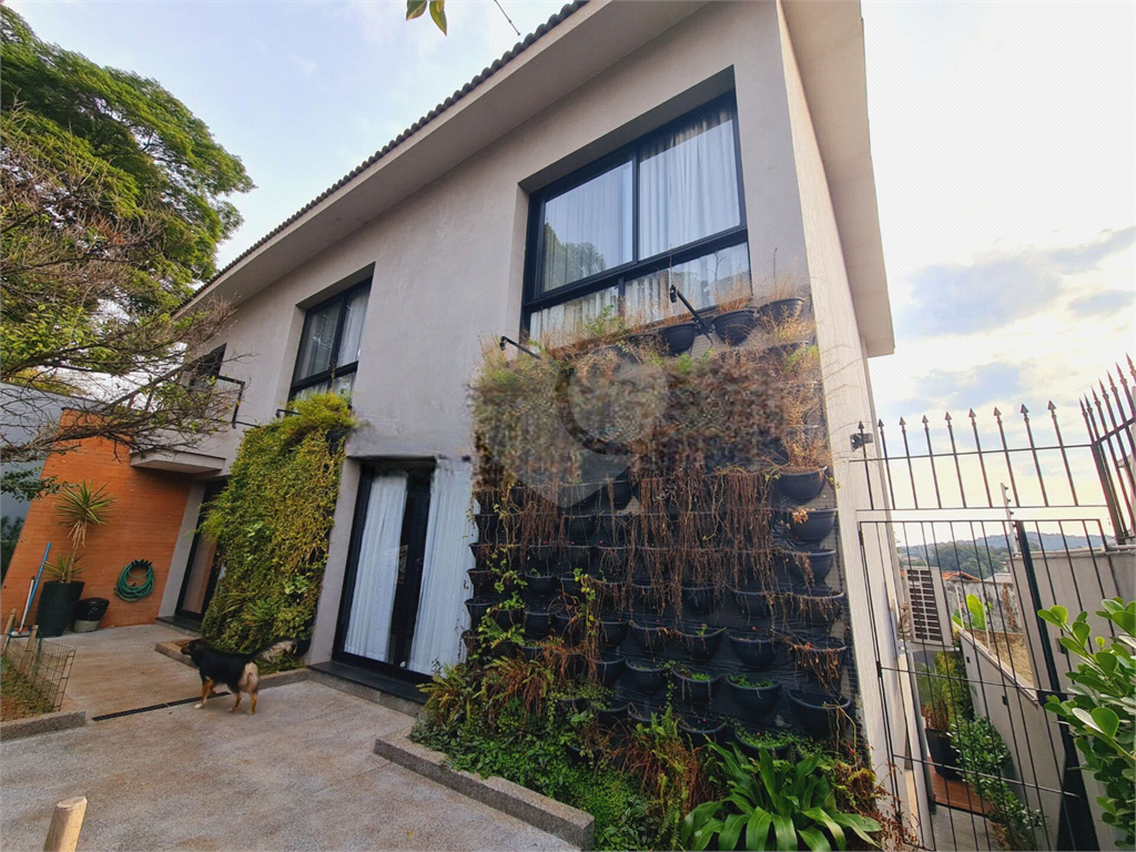 Lindo Sobrado Tremembé 4 dormitorios, sendo 2 suites e uma delicia area com Piscina. 
