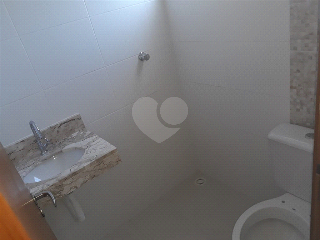 CASA DE CONDOMÍNIO 2 DORM., 2 SUÍTES, 2 VAGAS  NO BAIRRO DE STA. TEREZINHA