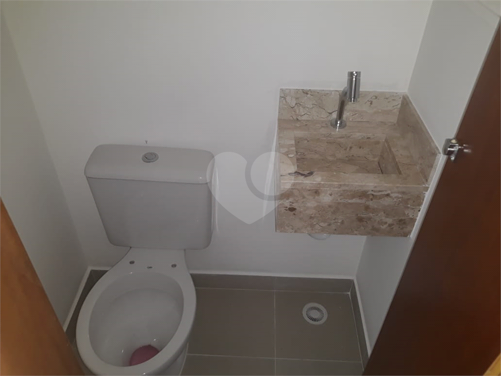 CASA DE CONDOMÍNIO 2 DORM., 2 SUÍTES, 2 VAGAS  NO BAIRRO DE STA. TEREZINHA