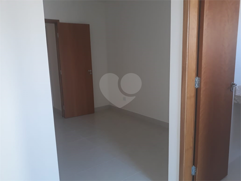 CASA DE CONDOMÍNIO 2 DORM., 2 SUÍTES, 2 VAGAS  NO BAIRRO DE STA. TEREZINHA