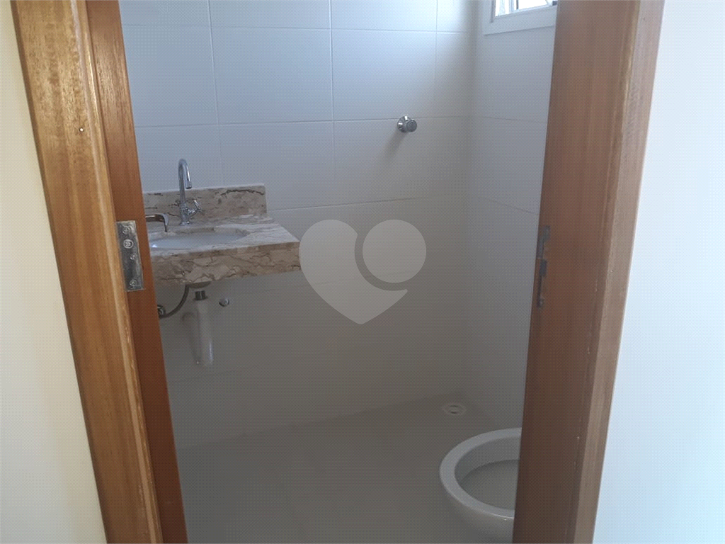 CASA DE CONDOMÍNIO 2 DORM., 2 SUÍTES, 2 VAGAS  NO BAIRRO DE STA. TEREZINHA