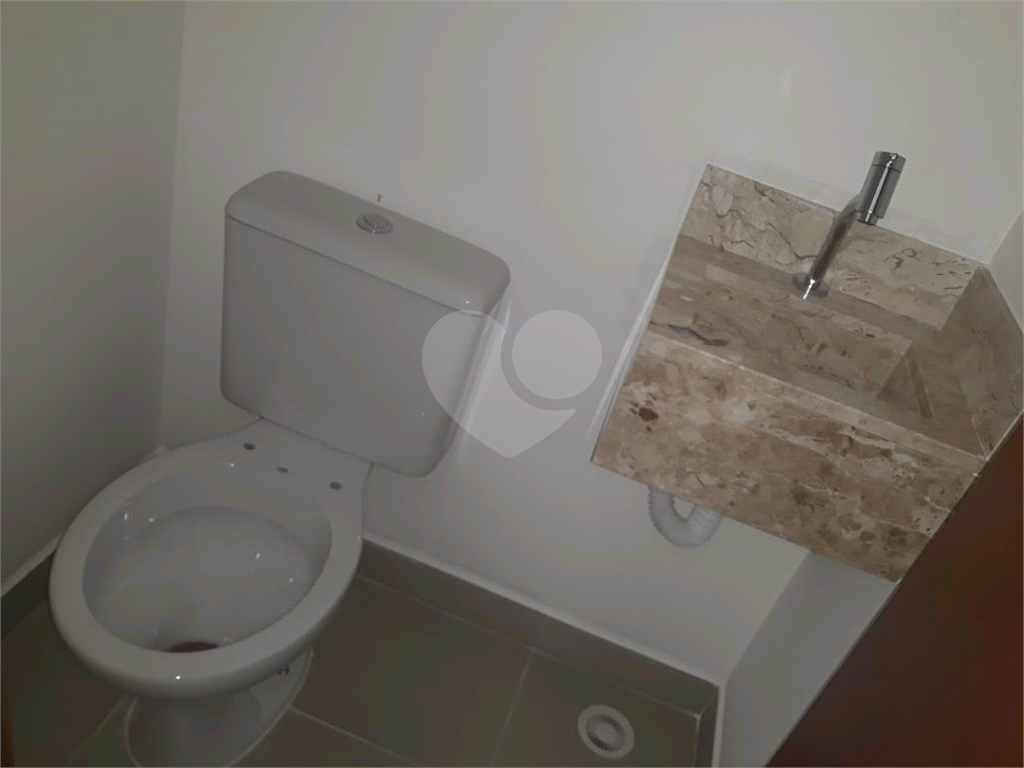 CASA DE CONDOMÍNIO 2 DORM., 2 SUÍTES, 2 VAGAS  NO BAIRRO DE STA. TEREZINHA