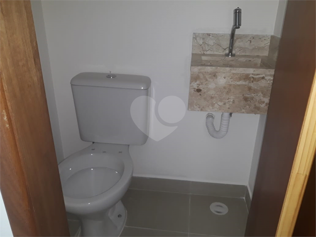 CASA DE CONDOMÍNIO 2 DORM., 2 SUÍTES, 2 VAGAS  NO BAIRRO DE STA. TEREZINHA