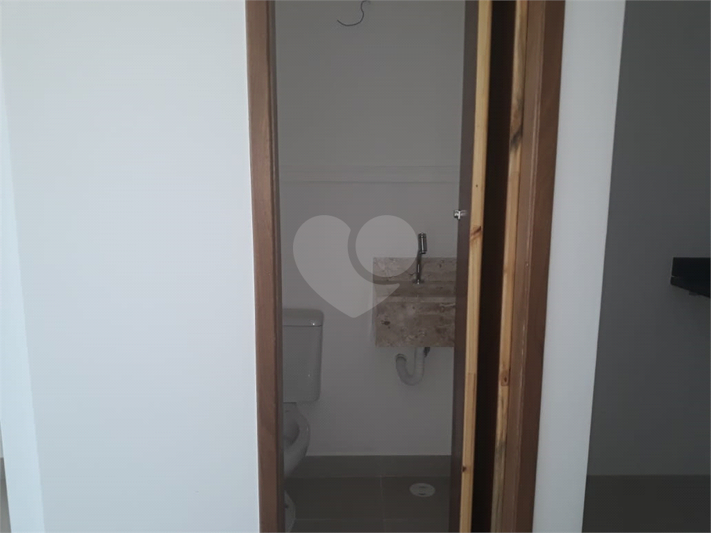 CASA DE CONDOMÍNIO 2 DORM., 2 SUÍTES, 2 VAGAS  NO BAIRRO DE STA. TEREZINHA