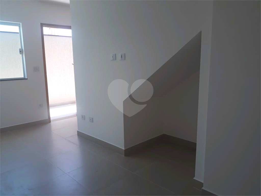 CASA DE CONDOMÍNIO 2 DORM., 2 SUÍTES, 2 VAGAS  NO BAIRRO DE STA. TEREZINHA