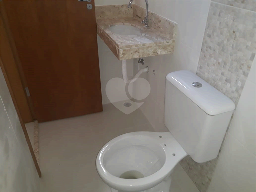 CASA DE CONDOMÍNIO 2 DORM., 2 SUÍTES, 2 VAGAS  NO BAIRRO DE STA. TEREZINHA