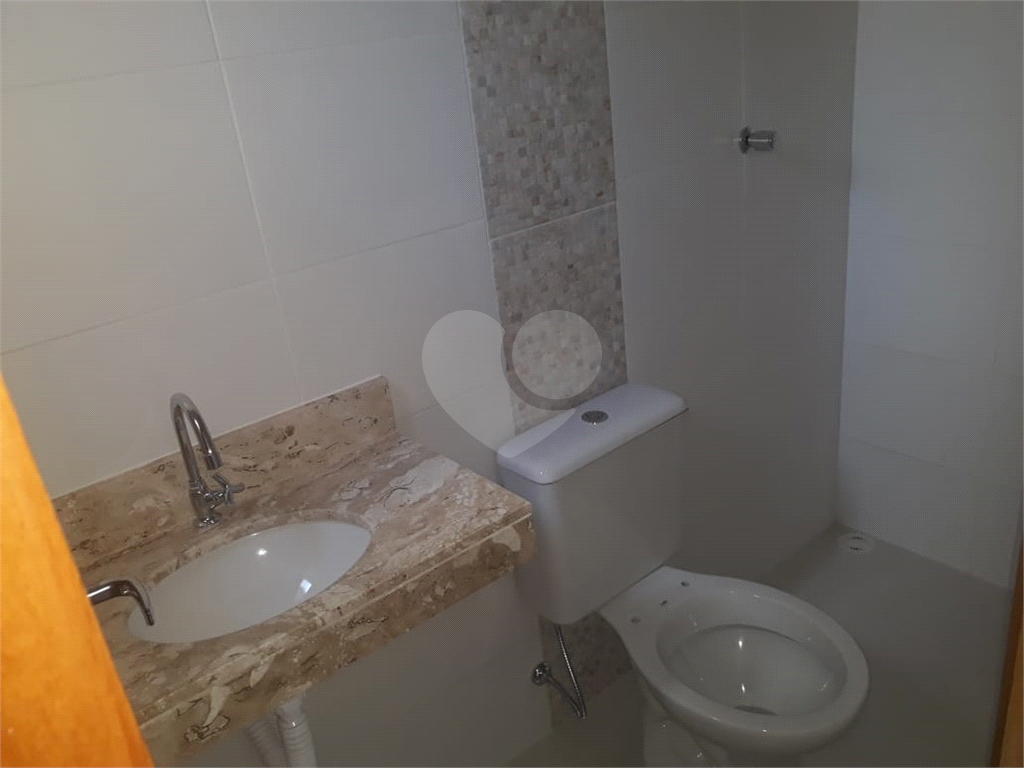 CASA DE CONDOMÍNIO 2 DORM., 2 SUÍTES, 2 VAGAS  NO BAIRRO DE STA. TEREZINHA