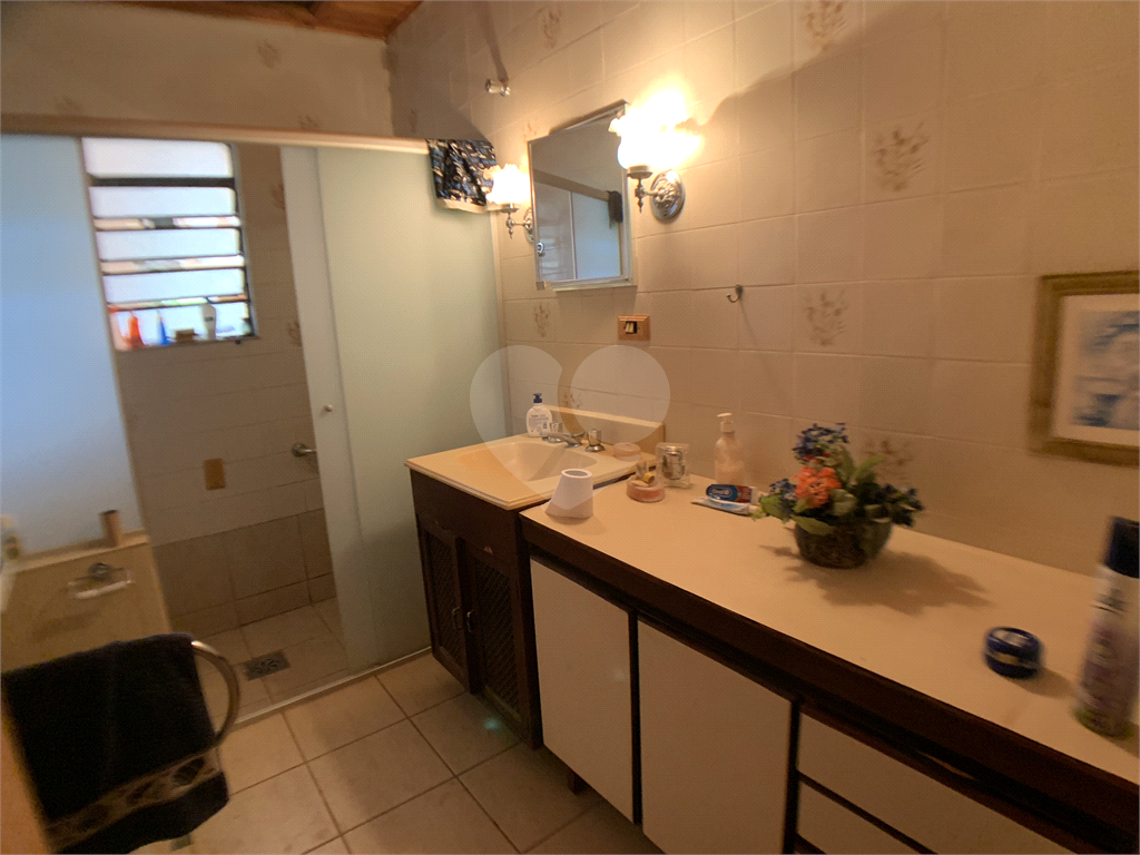 Chácara com 3.060 metros quadrados, com uma casa de 220 m², com 4 dormitórios.