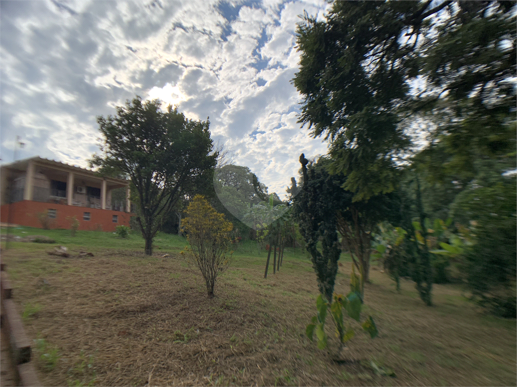 Chácara com 3.060 metros quadrados, com uma casa de 220 m², com 4 dormitórios.