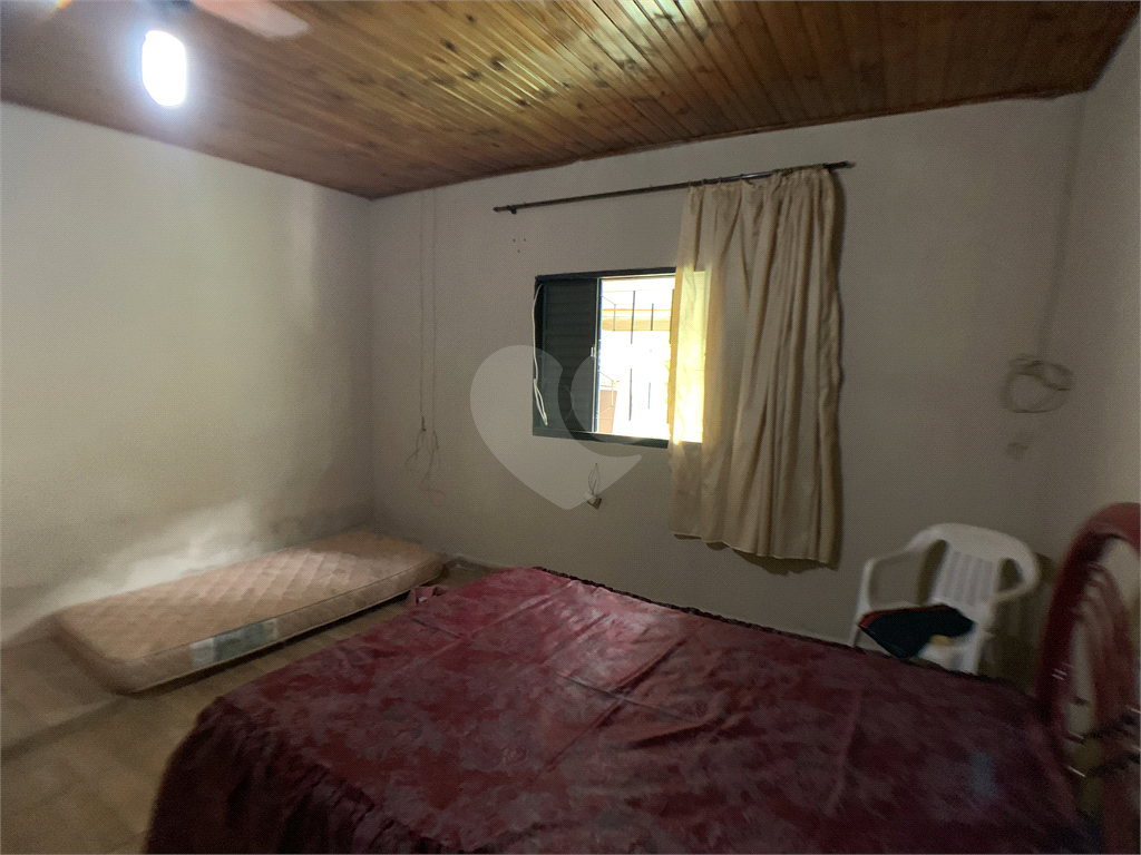 Chácara com 3.060 metros quadrados, com uma casa de 220 m², com 4 dormitórios.