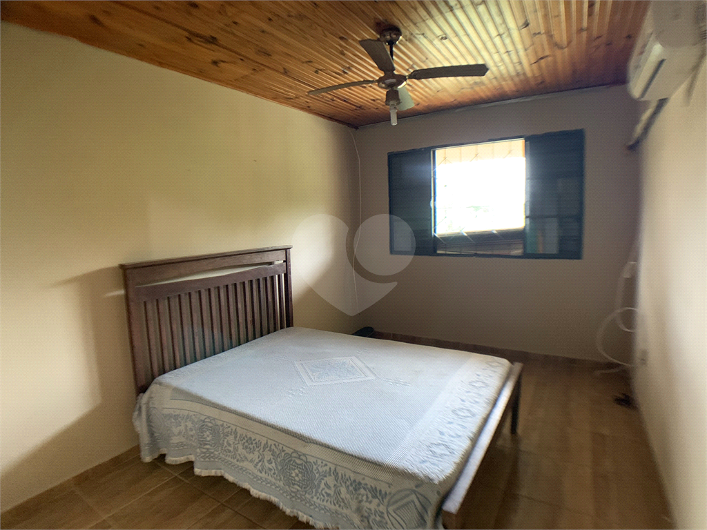 Chácara com 3.060 metros quadrados, com uma casa de 220 m², com 4 dormitórios.