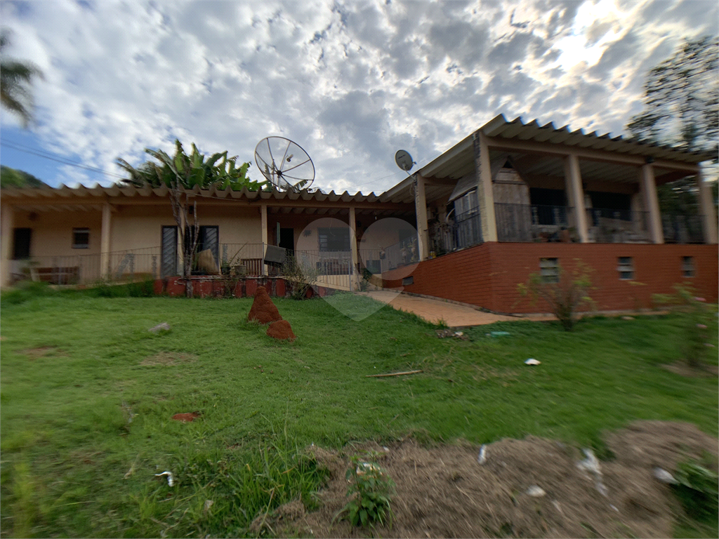 Chácara com 3.060 metros quadrados, com uma casa de 220 m², com 4 dormitórios.