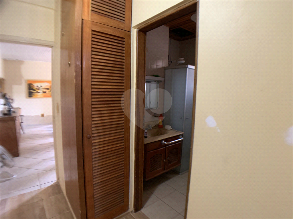 Chácara com 3.060 metros quadrados, com uma casa de 220 m², com 4 dormitórios.