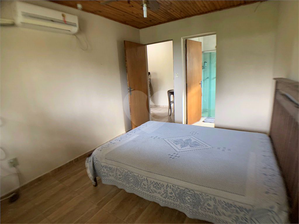 Chácara com 3.060 metros quadrados, com uma casa de 220 m², com 4 dormitórios.