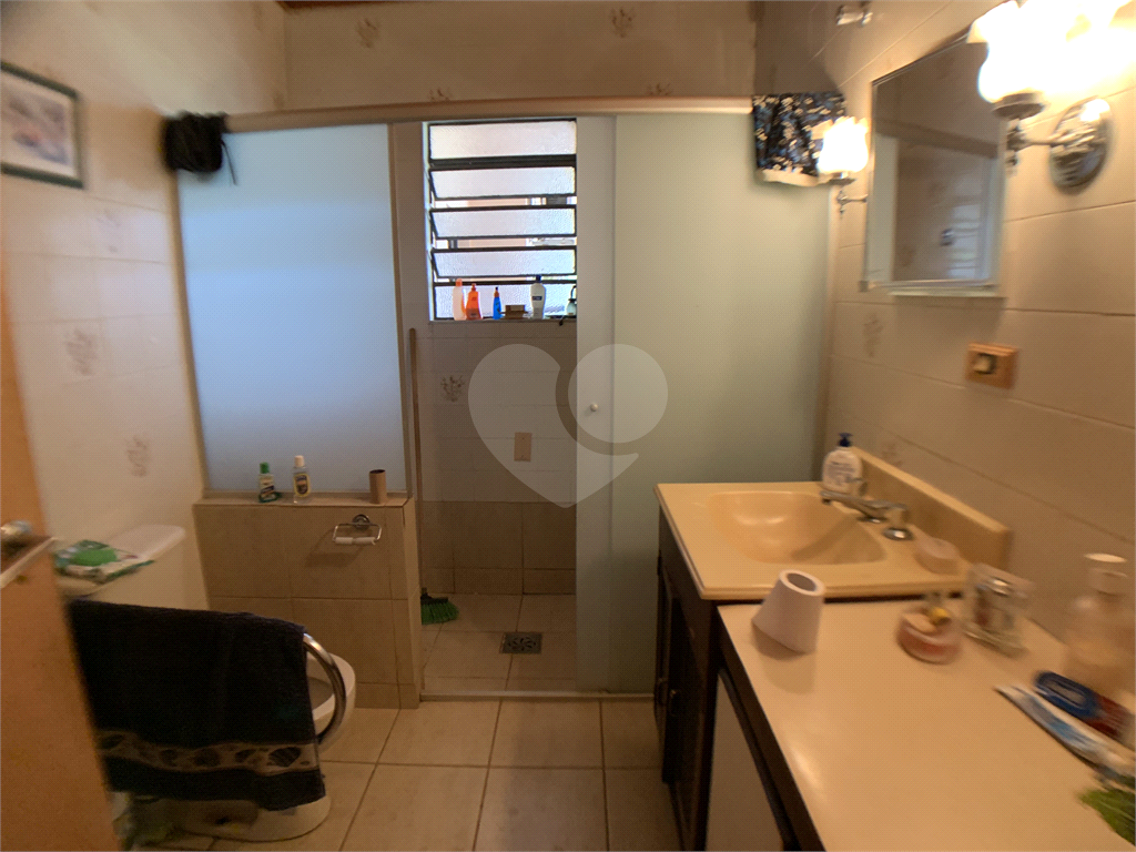 Chácara com 3.060 metros quadrados, com uma casa de 220 m², com 4 dormitórios.