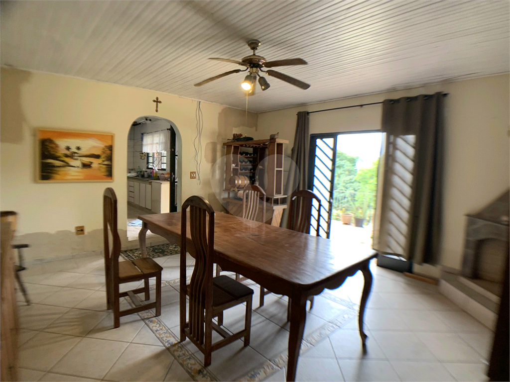 Chácara com 3.060 metros quadrados, com uma casa de 220 m², com 4 dormitórios.