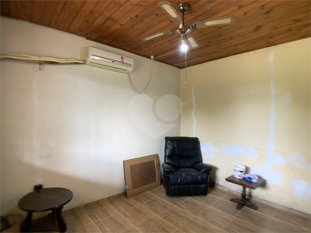 Chácara com 3.060 metros quadrados, com uma casa de 220 m², com 4 dormitórios.