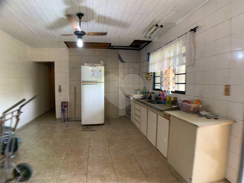 Chácara com 3.060 metros quadrados, com uma casa de 220 m², com 4 dormitórios.