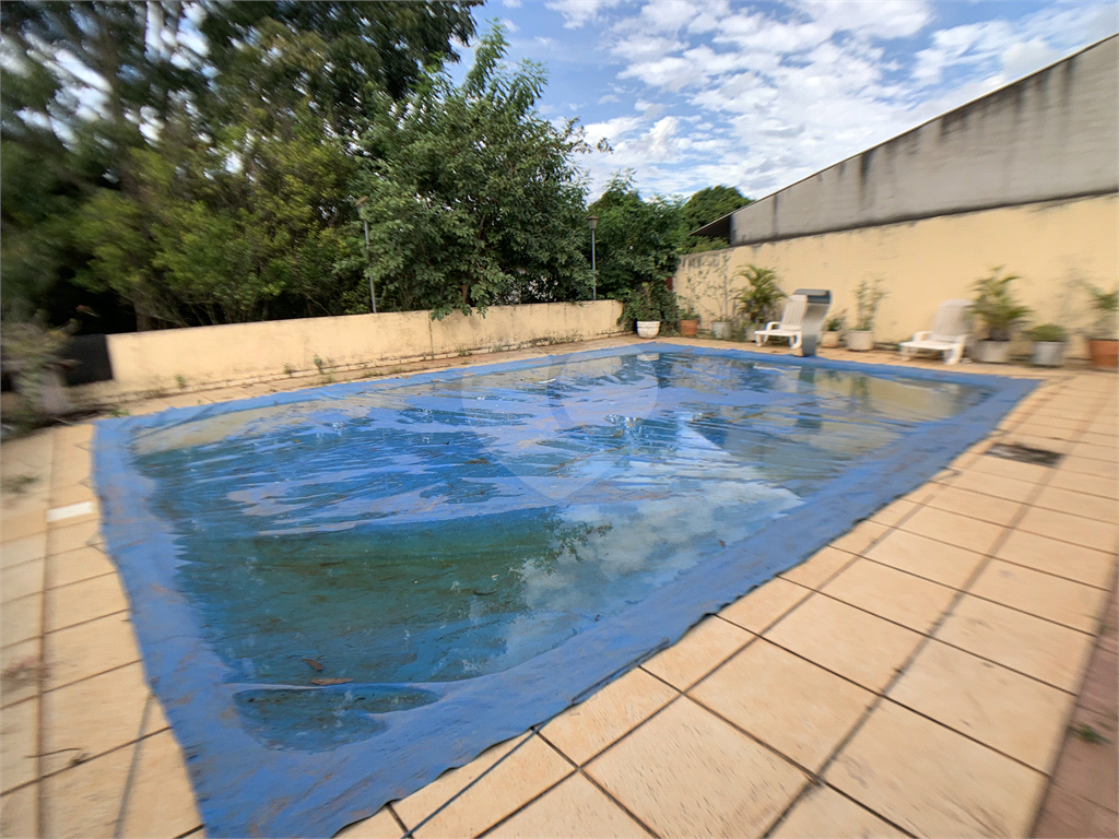 Chácara com 3.060 metros quadrados, com uma casa de 220 m², com 4 dormitórios.