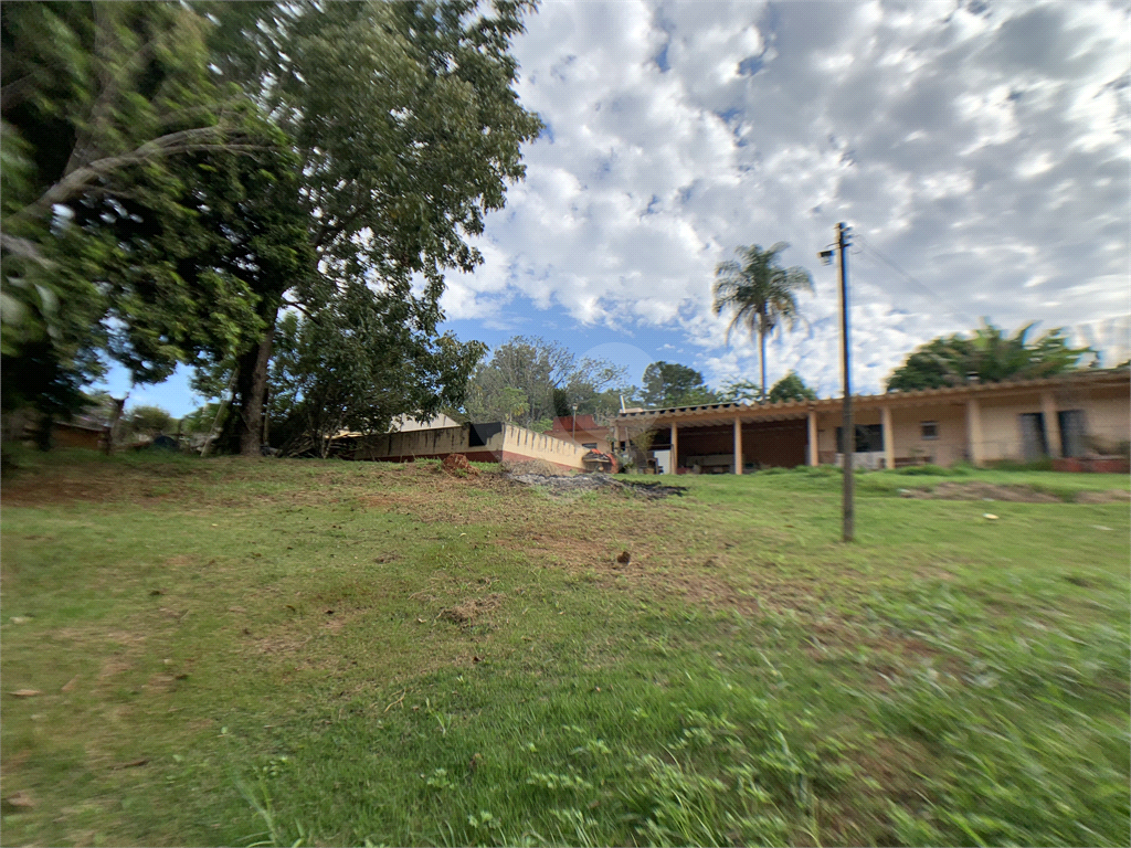 Chácara com 3.060 metros quadrados, com uma casa de 220 m², com 4 dormitórios.