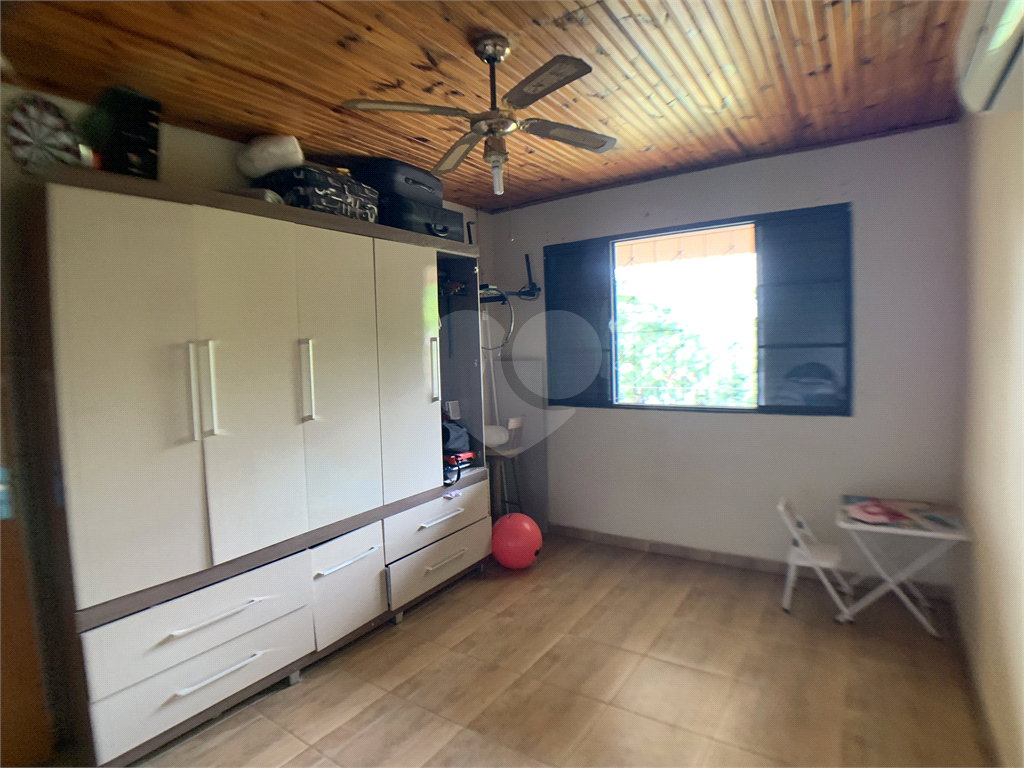 Chácara com 3.060 metros quadrados, com uma casa de 220 m², com 4 dormitórios.