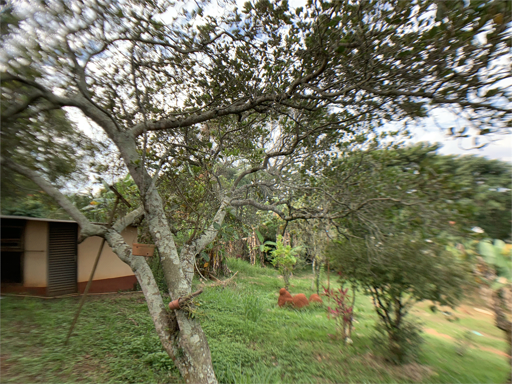 Chácara com 3.060 metros quadrados, com uma casa de 220 m², com 4 dormitórios.